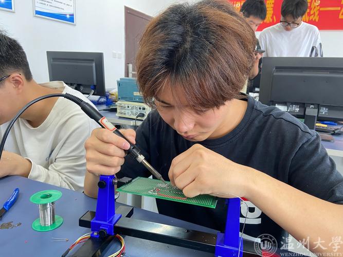 工程暑期学校学生焊接电路板实拍
