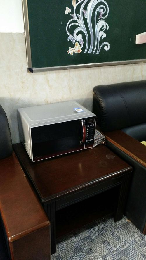 中学教师值班室微波炉摆放实拍