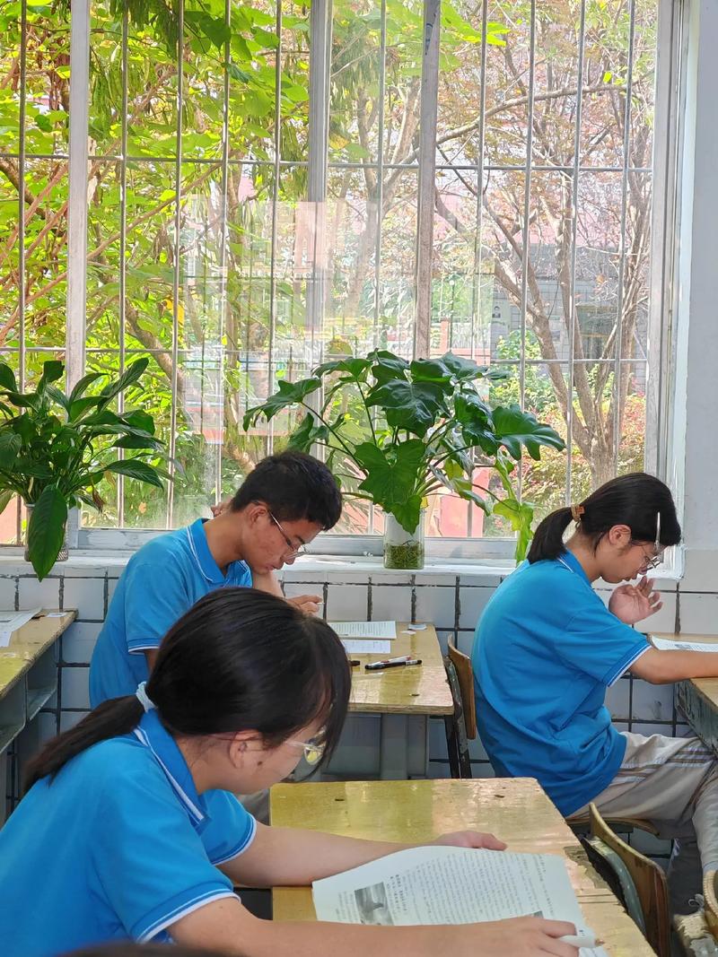 教室第一排低头咬笔的小学男生