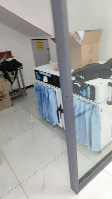 贴在宠物急救箱内侧的24小时急诊联系方式实拍