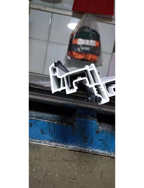 塑钢窗真钢衬与假钢衬切开对比图