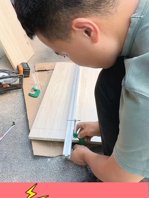 装修现场加厚柜体板材切割实拍