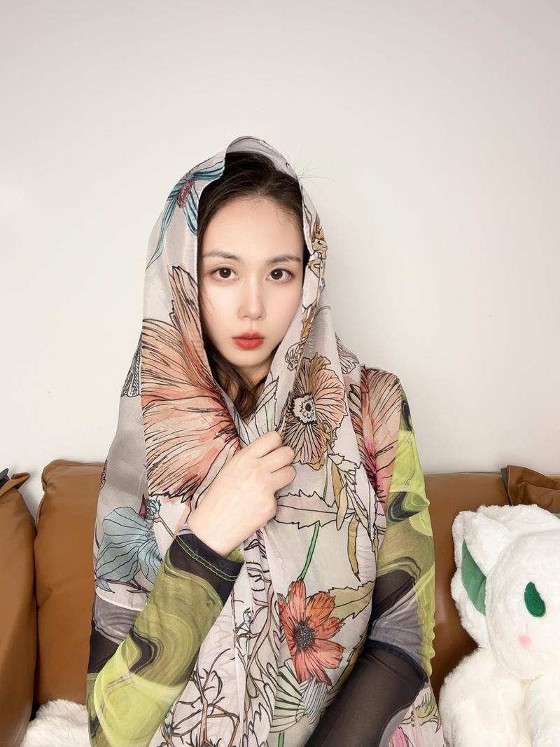 复古印花丝巾当作头巾装饰的女生搭配