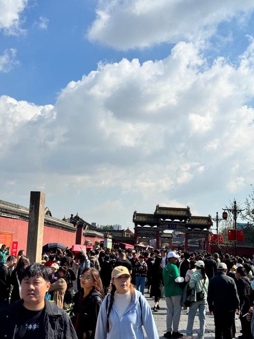 游客拥挤的网红景点打卡拍照