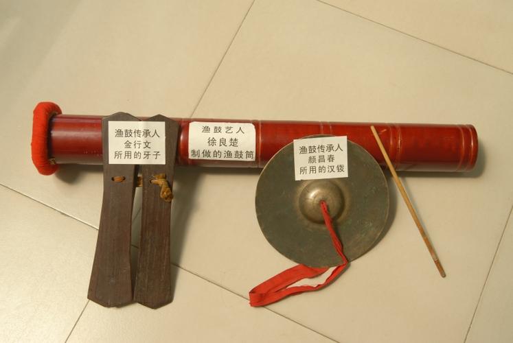 南漳老艺人手工制作渔鼓筒