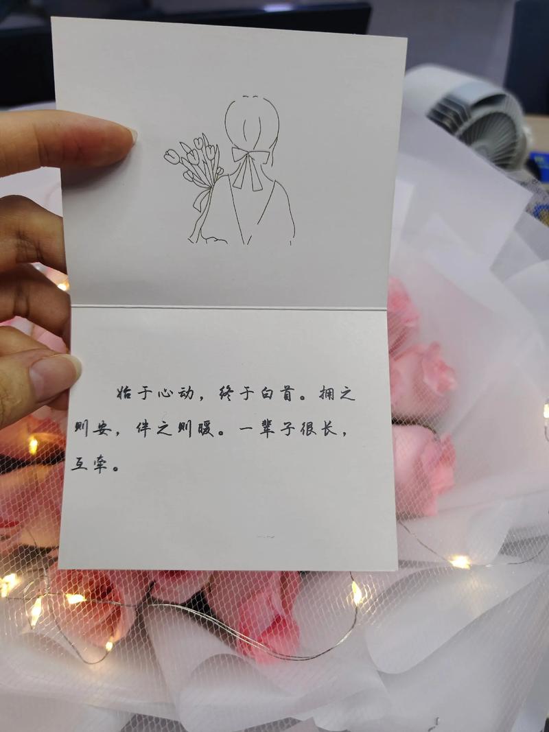 客厅白板贴着夫妻情绪约定便签的近景图