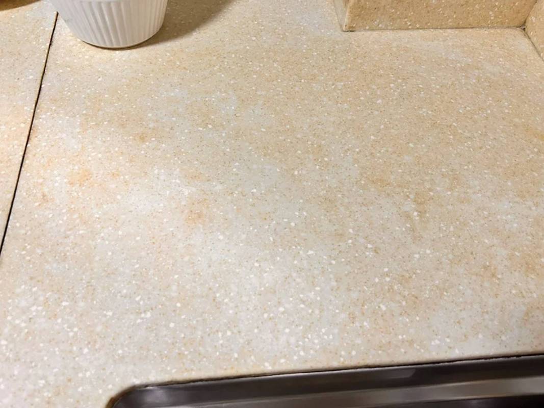 厨房台面积污渗色的天然大理石实拍图