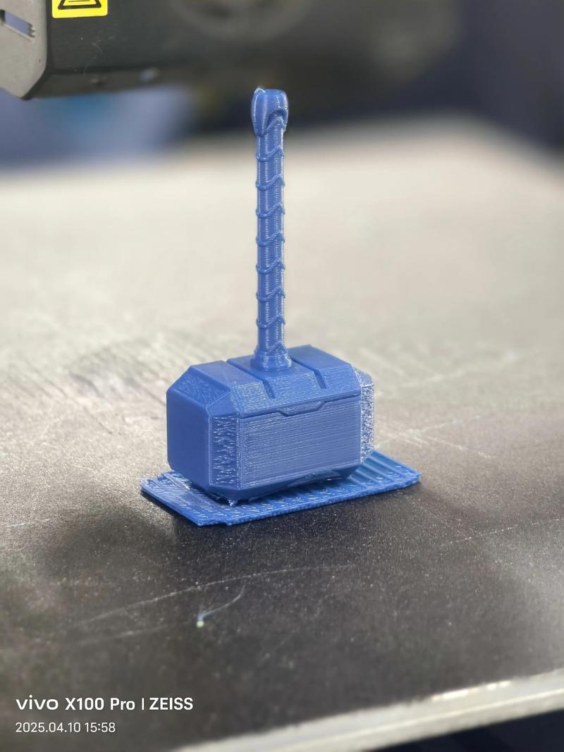 学生正在设计3D打印模型草稿