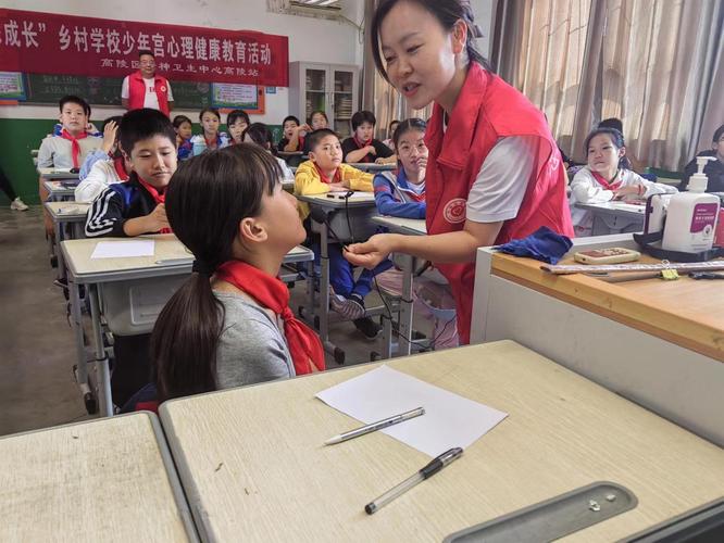 一位乡村女教师正在给留守儿童进行心理辅导