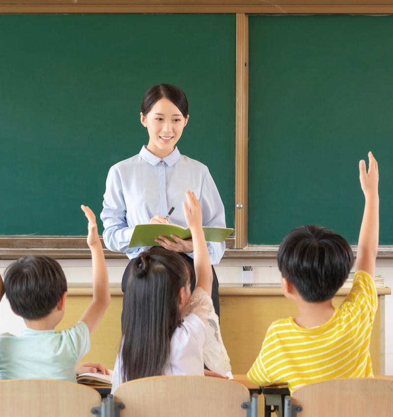 小学教室性教育课学生举手提问场景