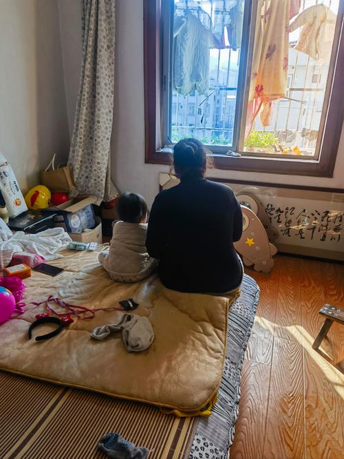 工人父亲陪孩子在出租屋聊天日常