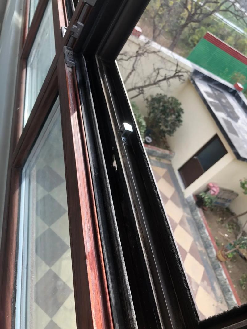 高层住宅窗槽积灰清理实拍