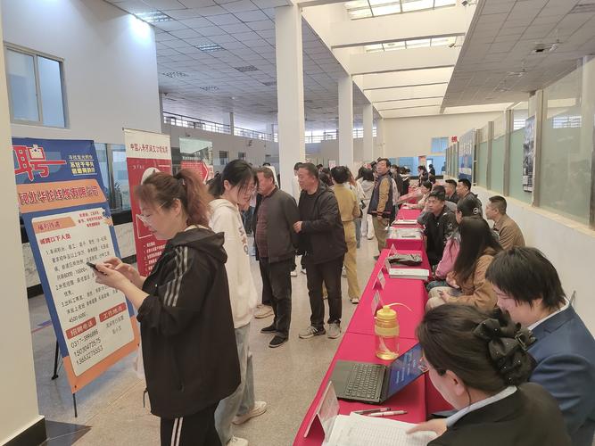 2025春季民营企业招聘会拥挤的投递台