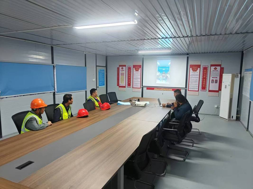 建材装修公司月度例会会议室现场
