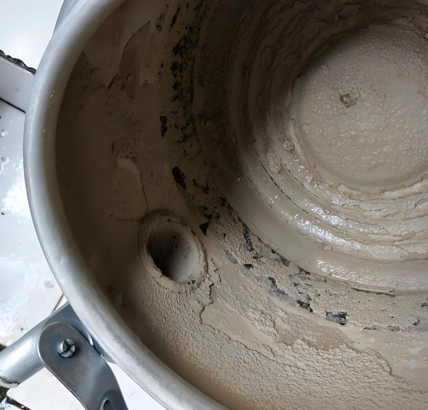电水壶内壁水垢堆积特写照片