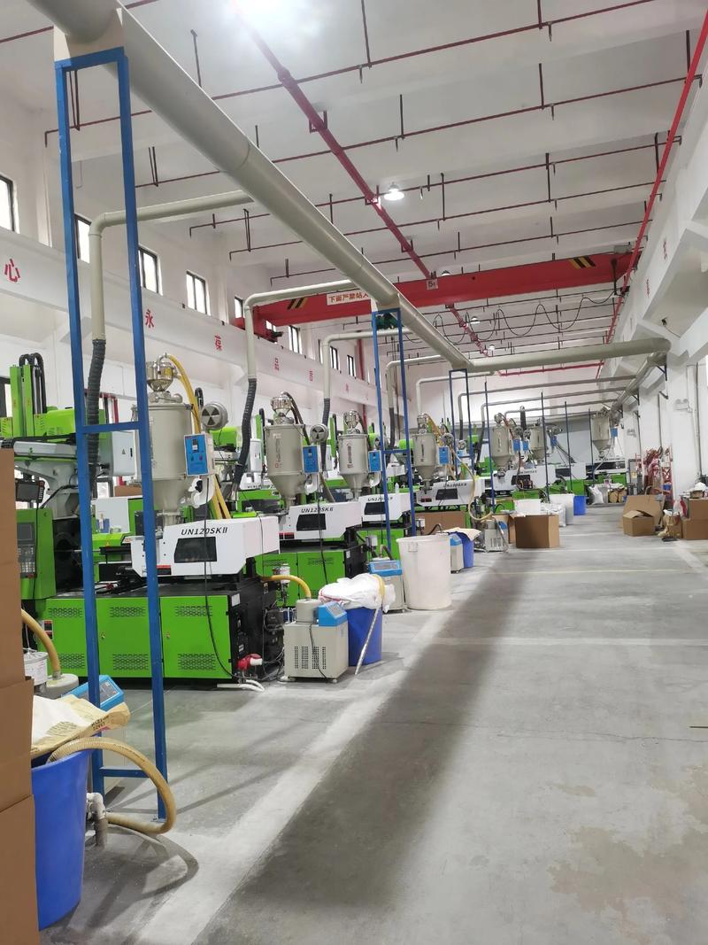 注塑模具车间正在加工的CNC设备实拍