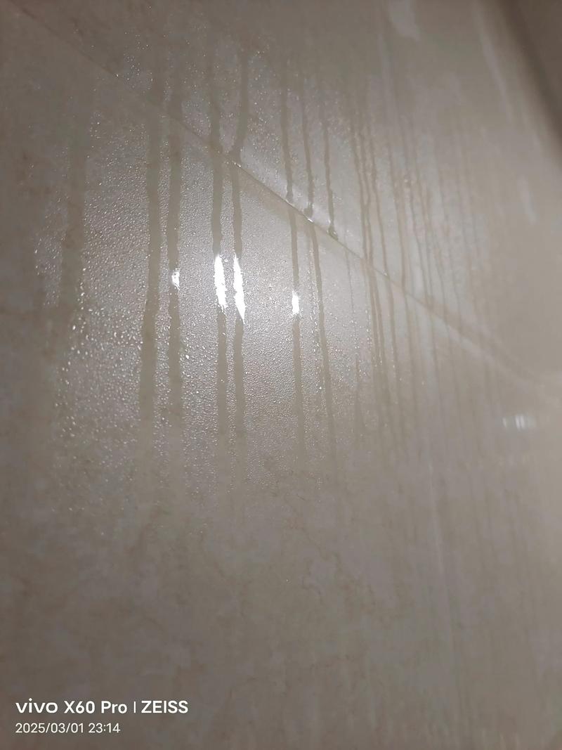 雨天室内墙壁凝水潮湿