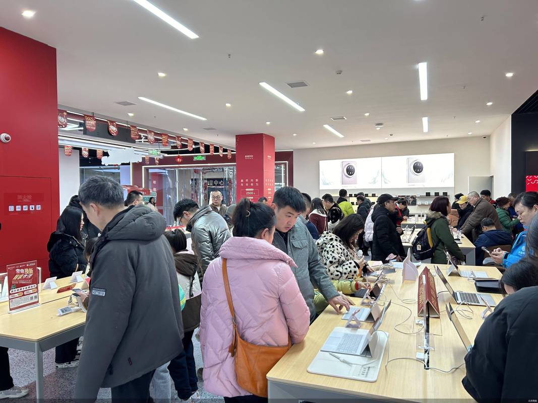 线下数码城旗舰数码产品体验区人群