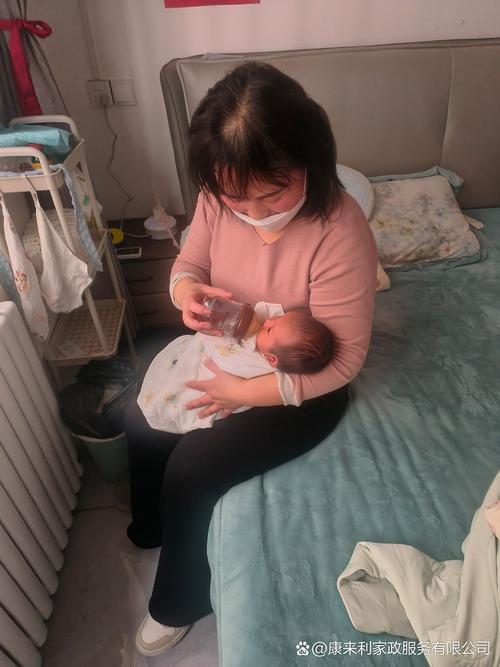 母亲温柔注视婴儿哺乳画面
