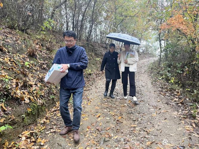 送教上门老师独自骑行在崎岖山村土路