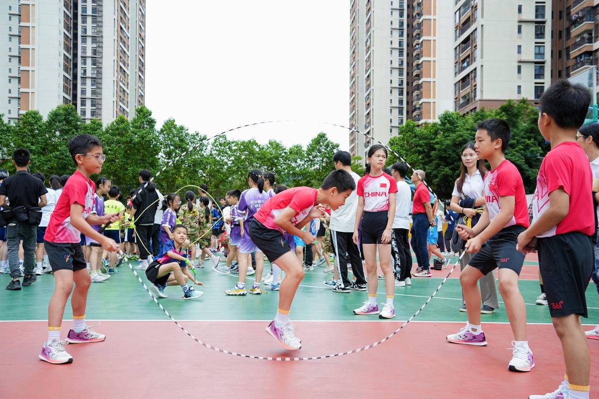 广州小学户外分组大课间活动跳绳场景