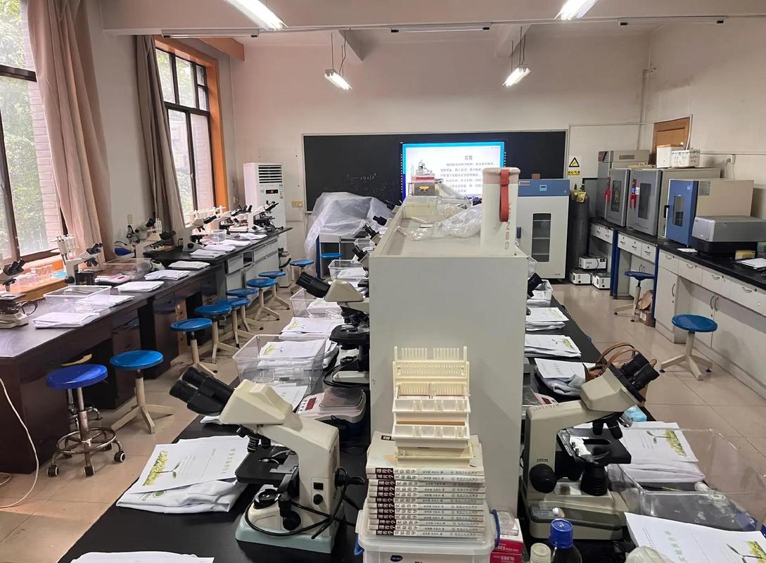 高校实验室科研样机落灰