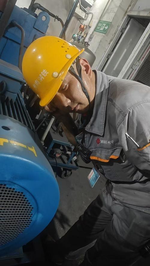 机械维修工人手持听诊器听机床异响