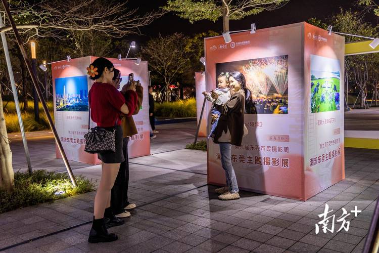 城市街头摄影展览现场观众看人像作品