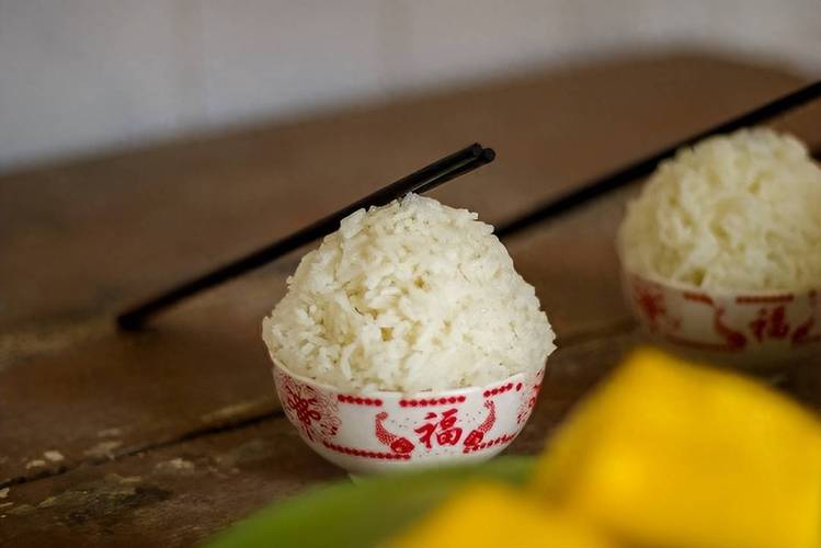 筷子竖插在米饭上的祭祀场景