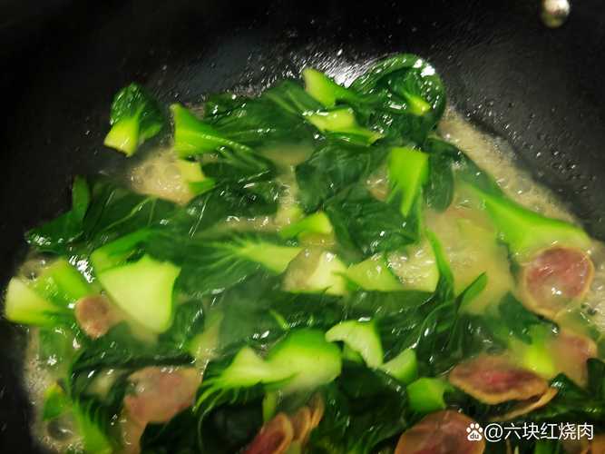 猛火快炒绿叶菜的铁锅烹饪实拍