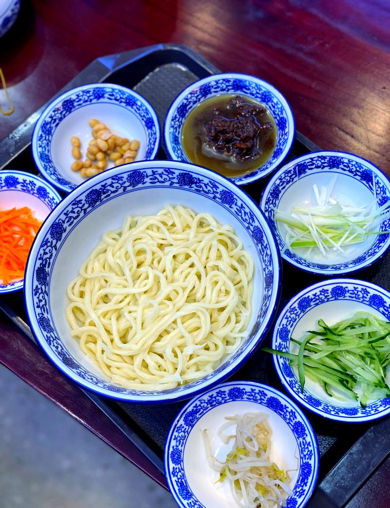 老北京胡同小馆手擀炸酱面成品图