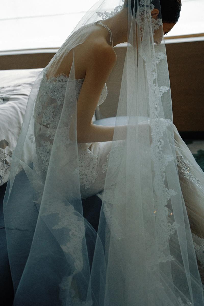 新娘试穿鱼尾婚纱侧身曲线