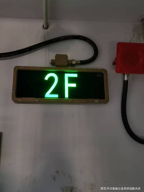 隧道应急灯长余辉指示牌表面结壳实拍