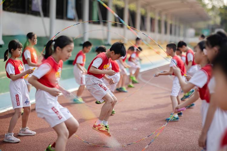 小学体育课丰富多彩的运动项目展示