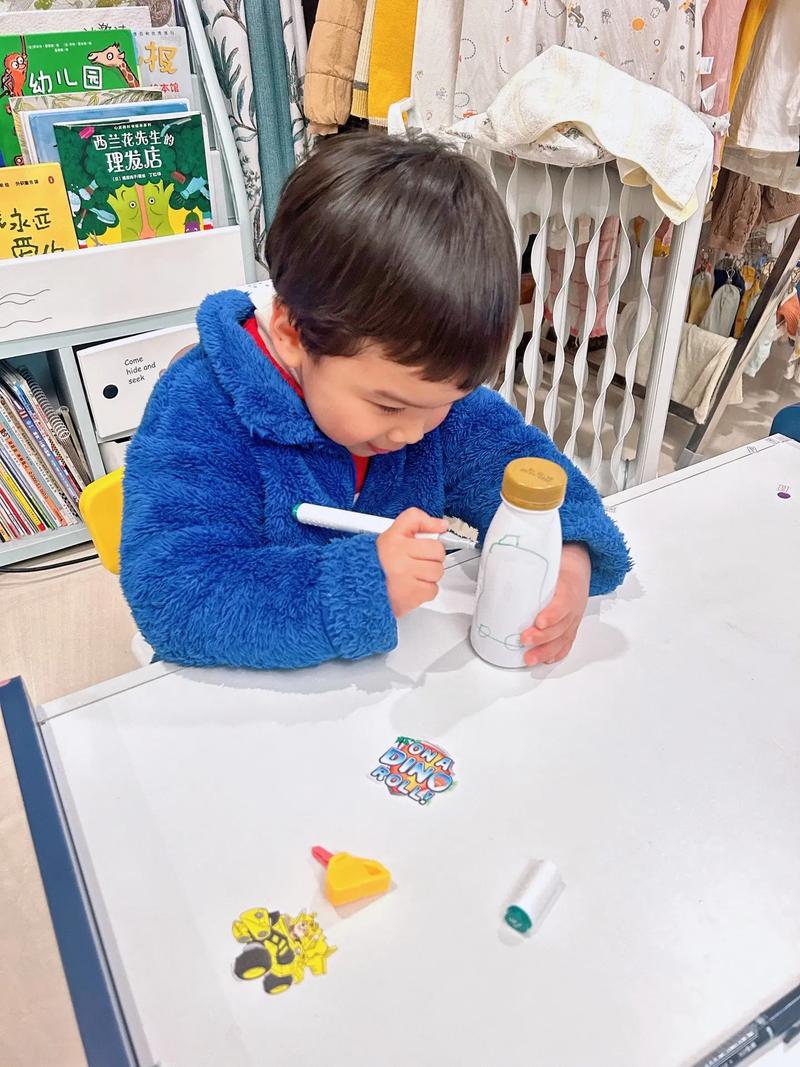 孩子用面粉团和矿泉水瓶沙锤在家中地板上玩耍