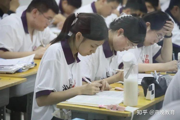 高三学生晚自修伏案揉太阳穴的教室场景