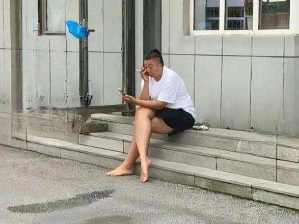 法院门口台阶抽烟的建筑工人