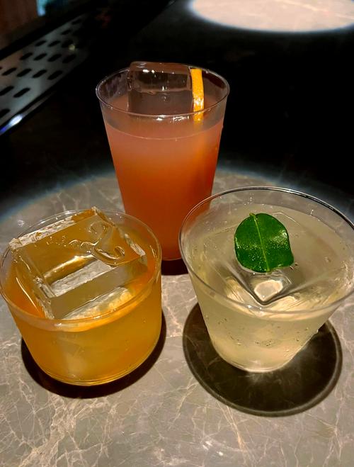 居家调好的三杯成品调酒展示图
