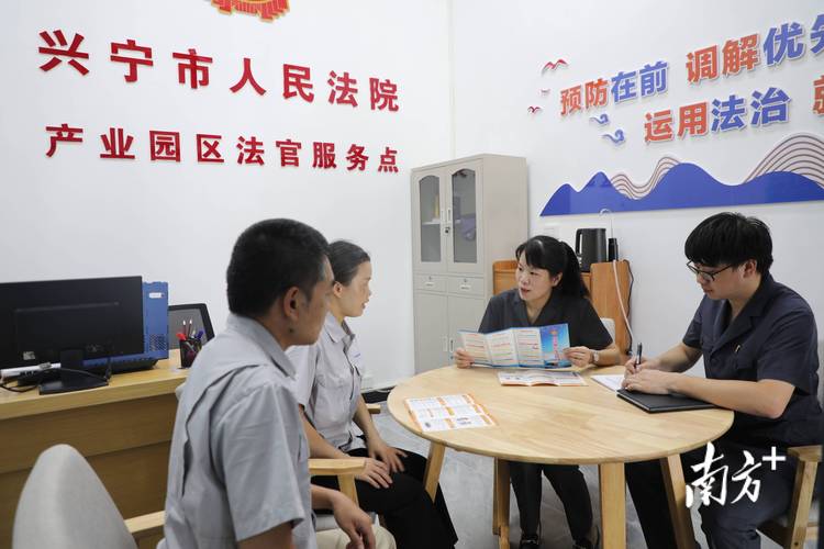 法院门口当事人咨询长椅场景