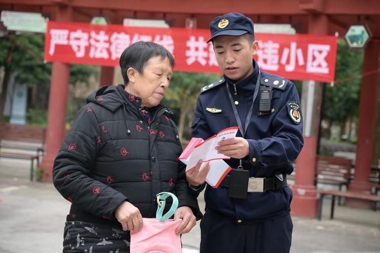 社区普法活动中讲解小区违建认定标准的现场图