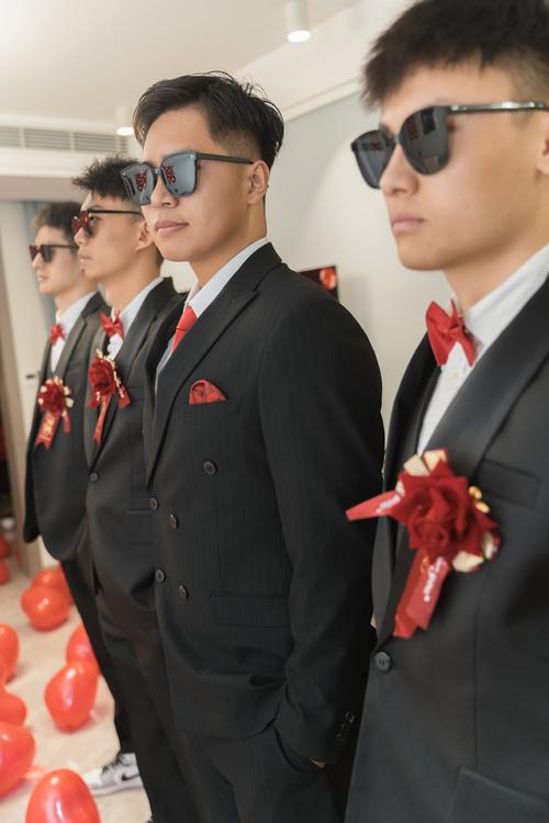 婚礼现场新郎单排扣西装敬酒动作抓拍