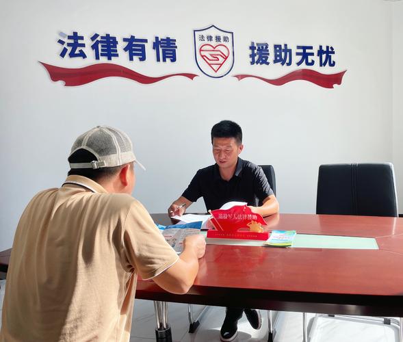 法律援助调解室靠窗塑料座椅实拍