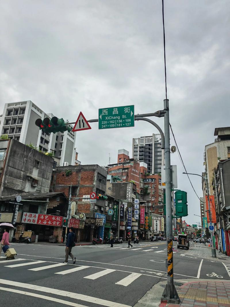 4. 城市街头：假装随意，实则每个角度都算过