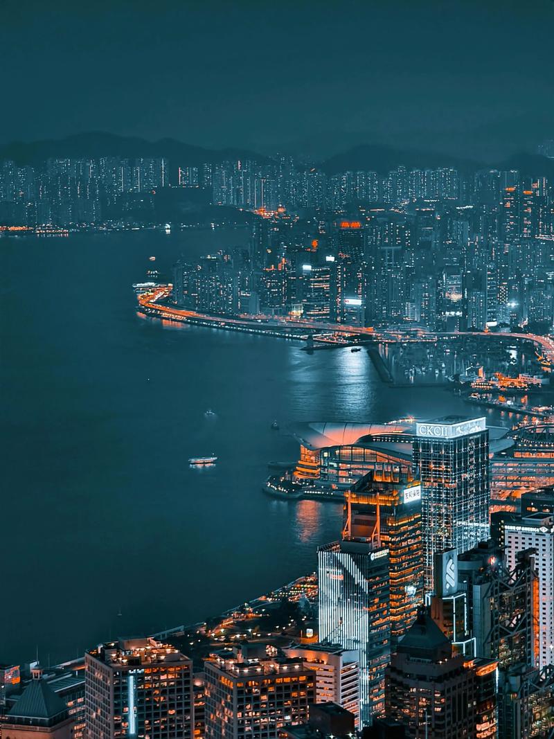 城市夜景手持拍摄模糊与清晰对比