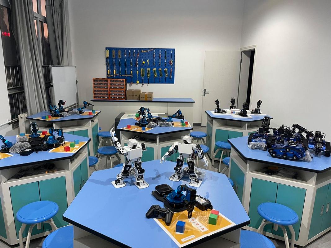 新课标中小学机器人教育学生作品展示墙