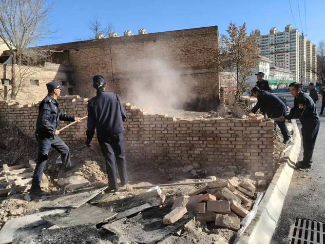文物执法现场查处违规拆改古民居