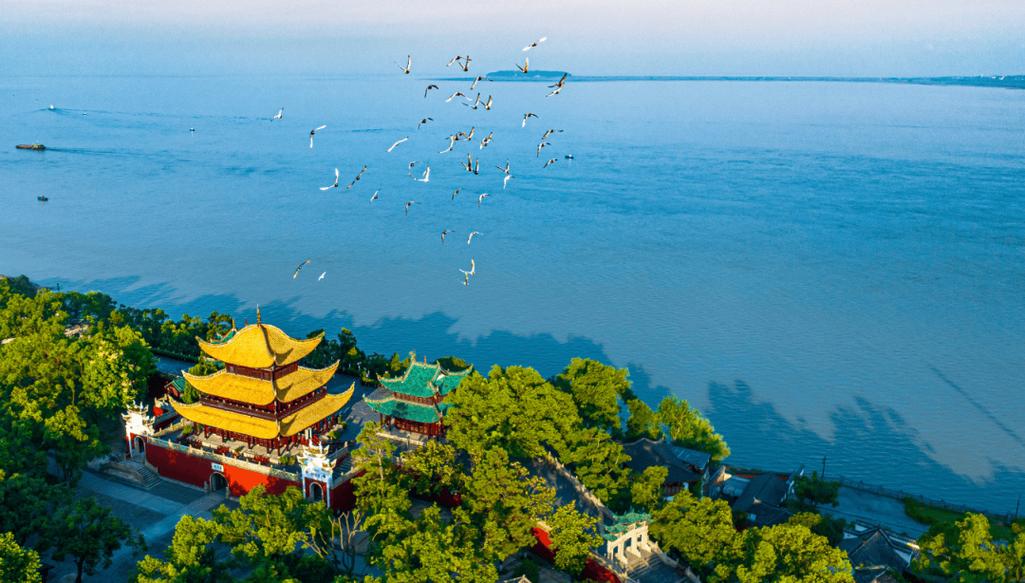岳阳楼三楼俯瞰洞庭湖开阔风光