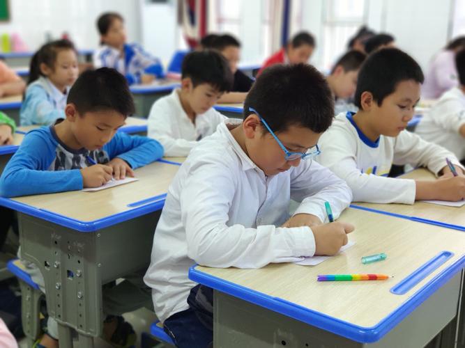小学教室学生低头思考课堂场景
