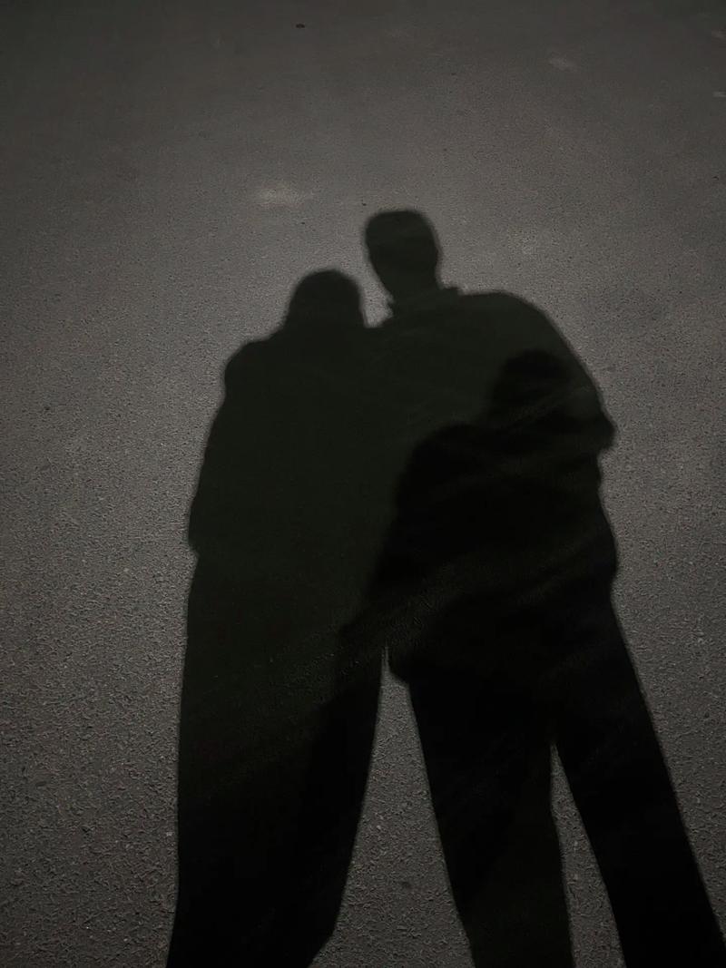 夜晚公园里夫妻牵手散步的背影 写实摄影
