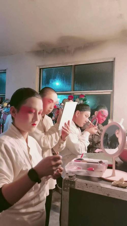 西安易俗社后台演员上妆摆放髯口场景